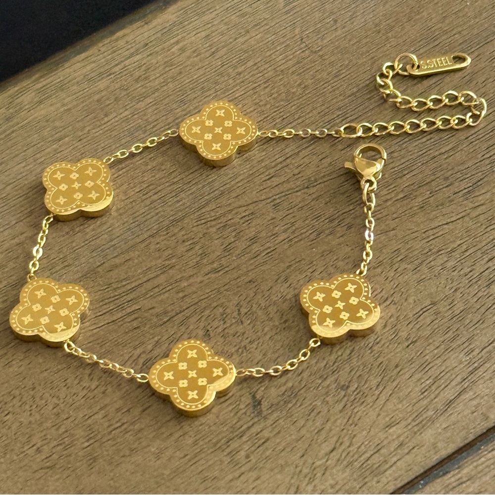 Four Leaf Clover Bracelet 18K Gold Plated Stainless Steel Bracelet - Picture 3 of 5